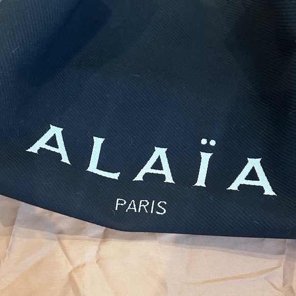 Alaia Elegant Black Tote with White Accents - Picture 2 of 12